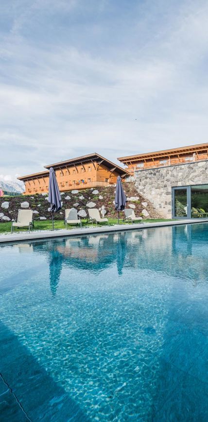 Il nostro hotel con piscina esterna sull'Alpe di Siusi in estate