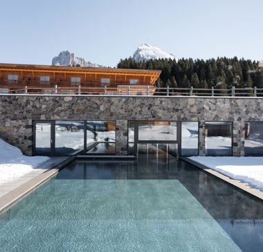 Il nostro hotel con piscina esterna sull'Alpe di Siusi in inverno