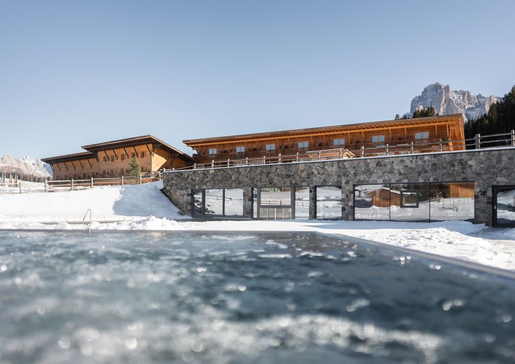 Unser Hotel auf der Seiser Alm mit Pool im Winter