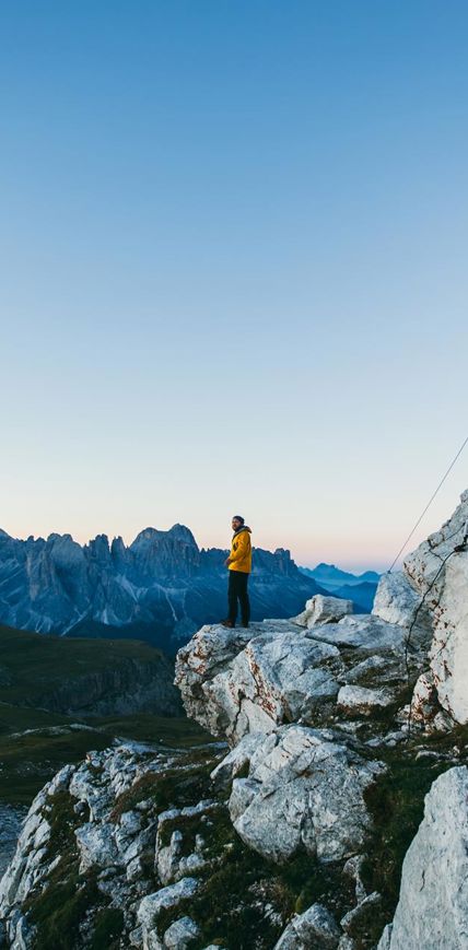 Escursioni Alpe di Siusi: un uomo sulla cima di una montagna